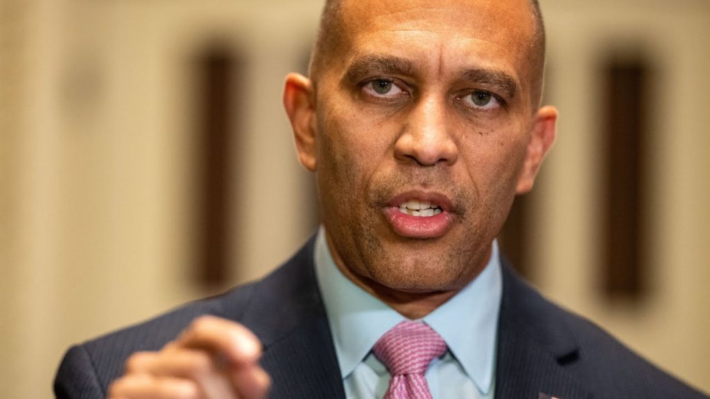 Hakeem Jeffries LOSES IT When 7 Democrats Break Away and Join Trump Agenda